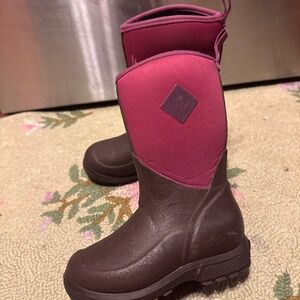 Muck Boots Kids' Element Boots toddler size 11 Collection offers a fully waterpr